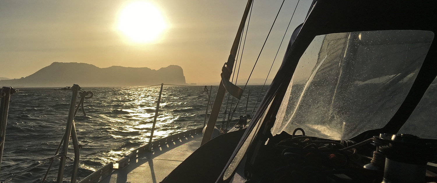 Velero Antídoto: Atardecer en alta mar