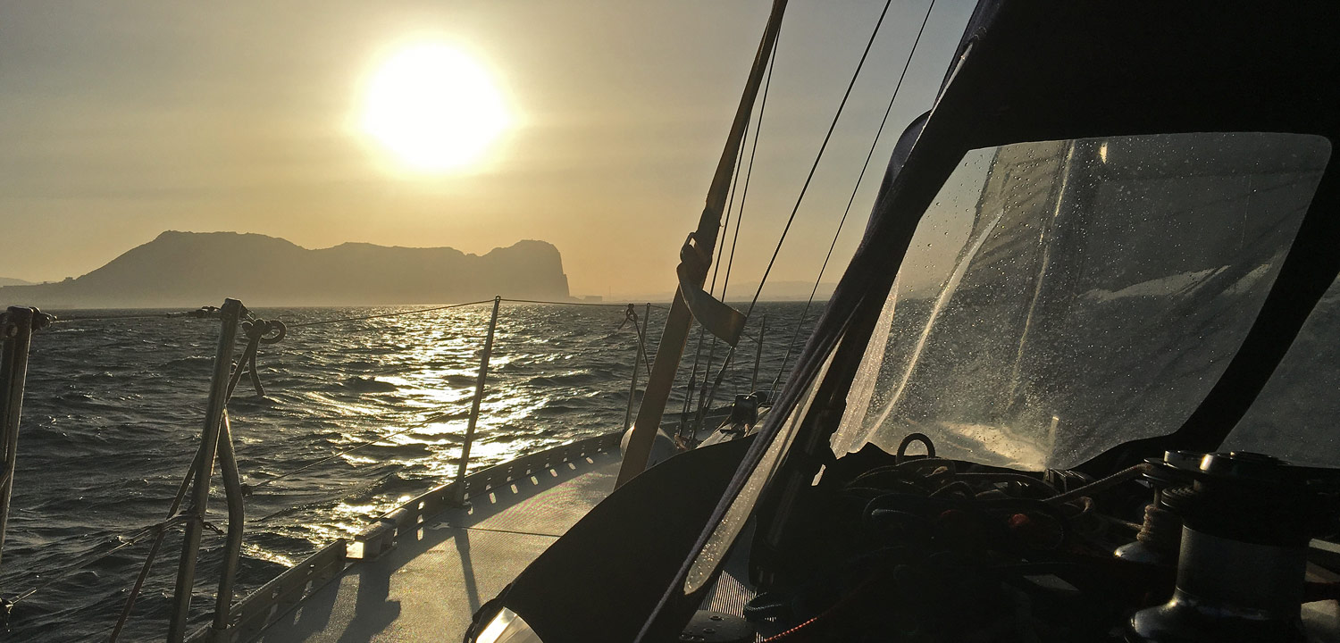 Velero Antídoto: Atardecer en alta mar