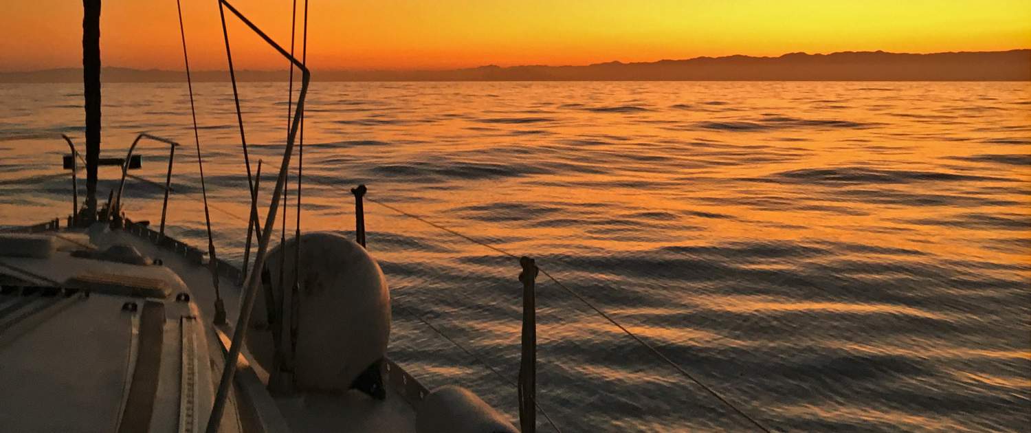 Velero Antídoto: Amanecer en alta mar