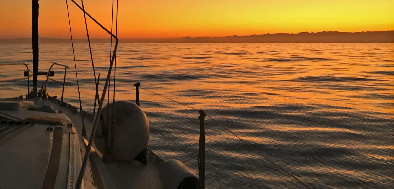 Velero Antídoto: Amanecer en alta mar