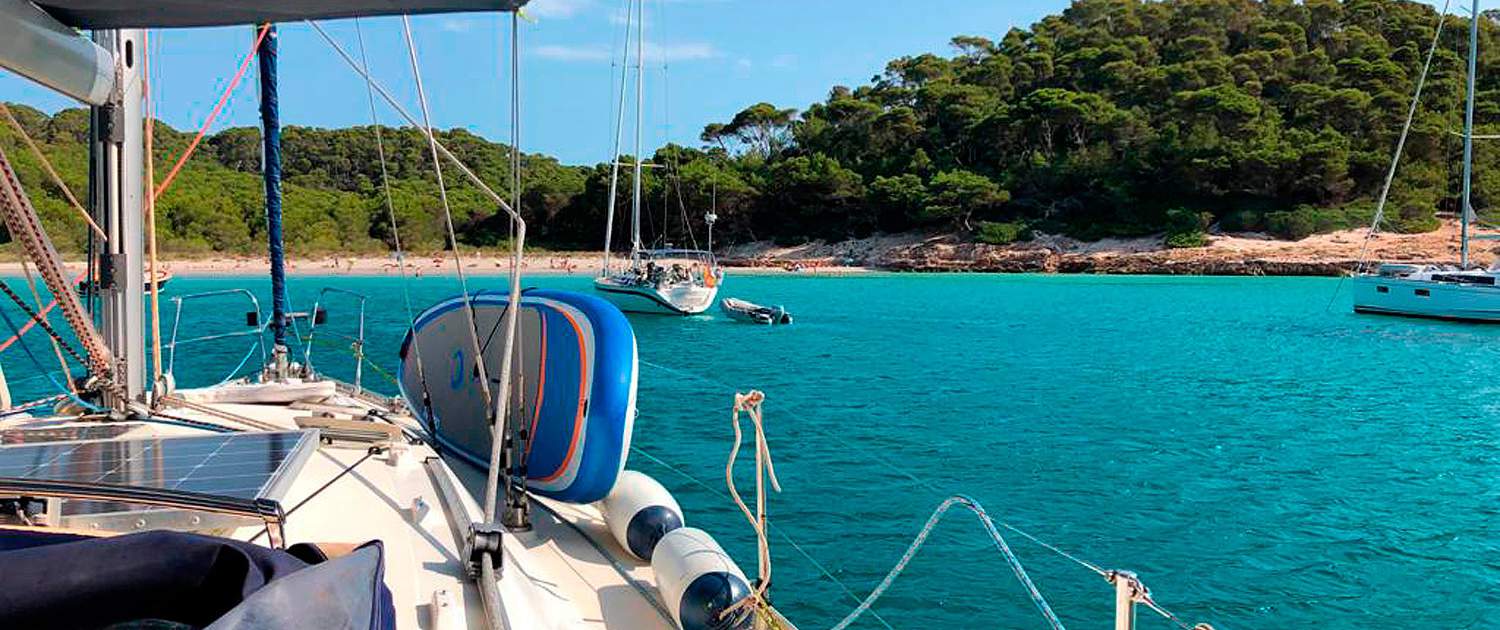 Velero Antídoto: Fondeados en Formentera